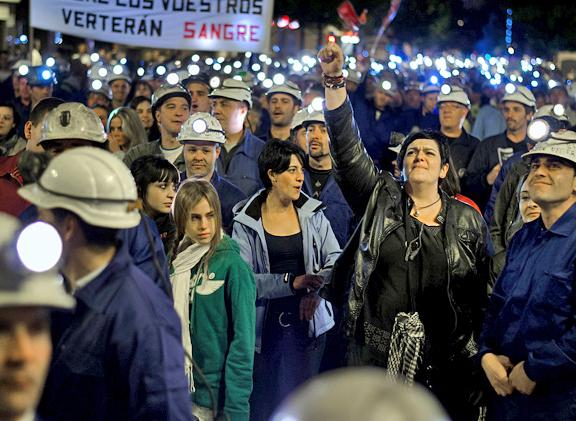 Miners with tens of thousands of supporters in León during the Black March to Madrid