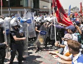 Turkish police move in to clear protesters out of Taksim Square